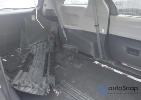 2021 Toyota Sienna Le z USA, uszkodzony, nr VIN 5TDKRKEC6MS046707